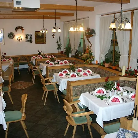 Gasthaus Hubertus 酒店 施莱兴